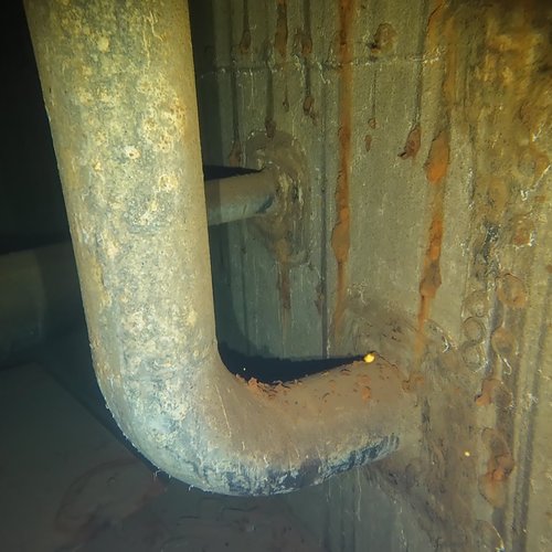 Sprinklertank-Inspektion: Stahltank, 20 Jahre – Rohrschelle Korrosion Sedimente Bodensicht